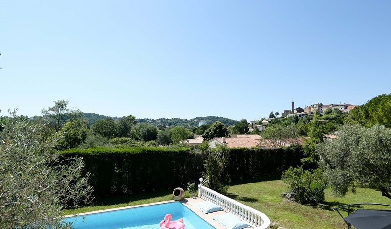 Plascassieroutsidesummer 108