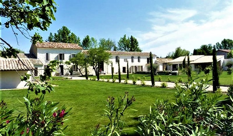 Spacious 9-bedroom villa in the Provencal countryside
