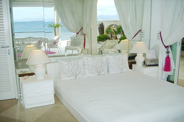 Villa Keller Master Bed 900