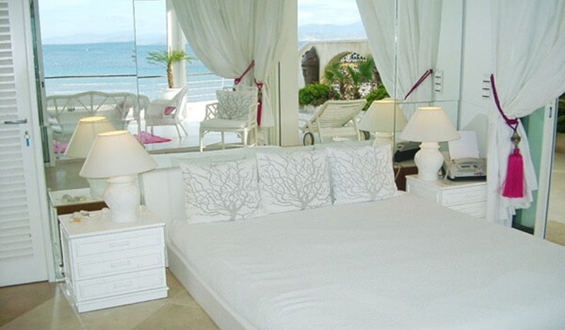 Villa Keller Master Bed 900