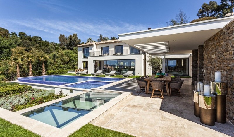 Villa Azura, 10BR Modern luxury property with AC, pool, jacuzzi and seaview in La Croix Valmer, within walking distance to village centre and 15mn drive to Pampelonne and Saint Tropez