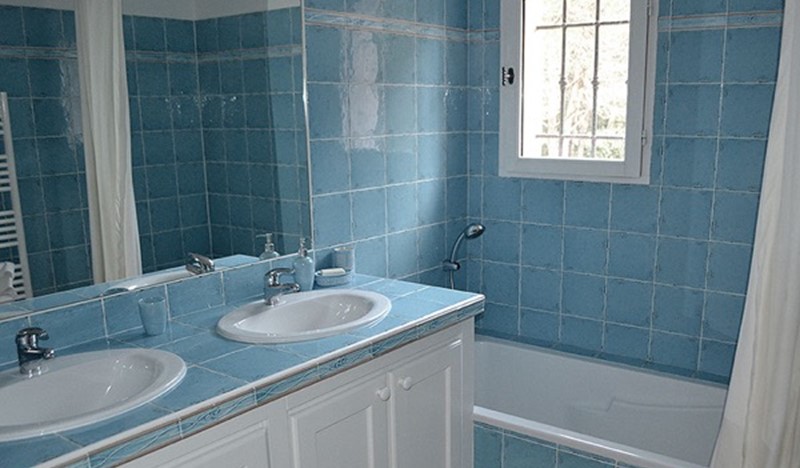 Sylviane Blue Bathroom