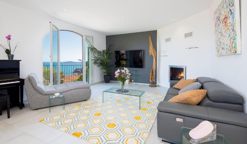 Galatealivingroomwithfireplace