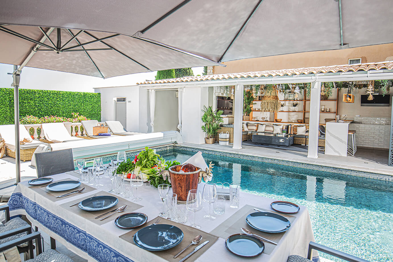 VILLA SANDRYON Outside Lounge Pool 10