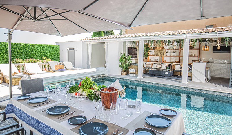 VILLA SANDRYON Outside Lounge Pool 10