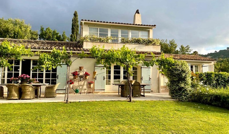 Palm Outdoor dining covered terrace