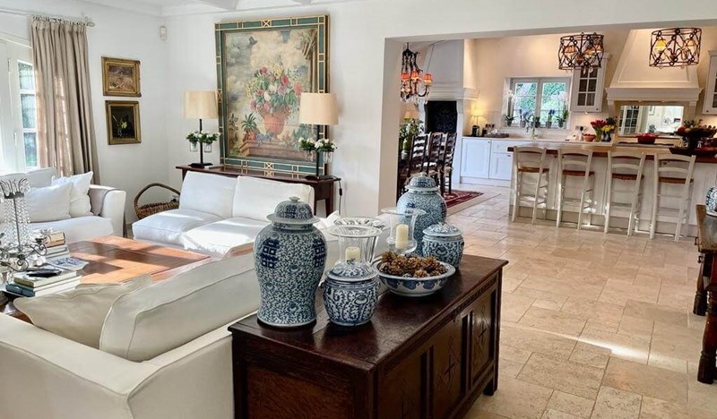 Alm Kitchen Lounge View