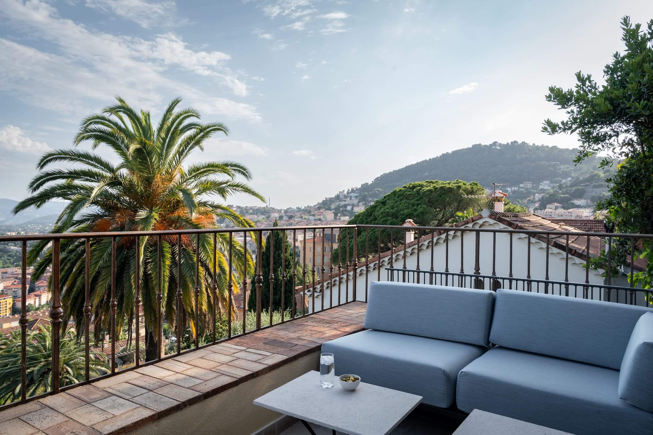 2 Outdoor Lounge