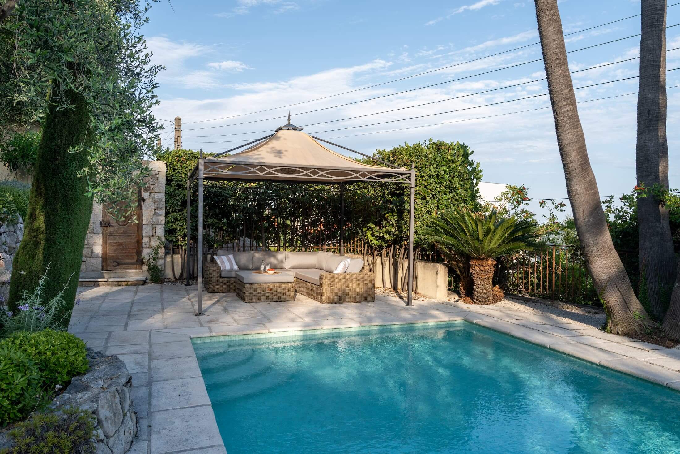 2 Pool Lounge