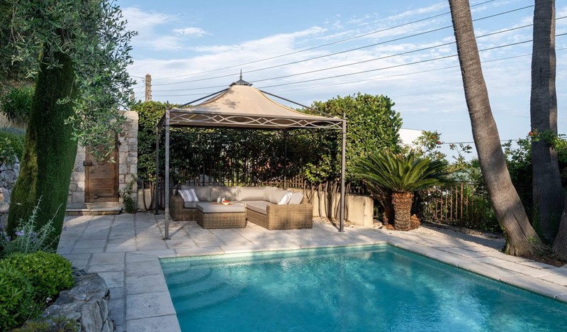 2 Pool Lounge