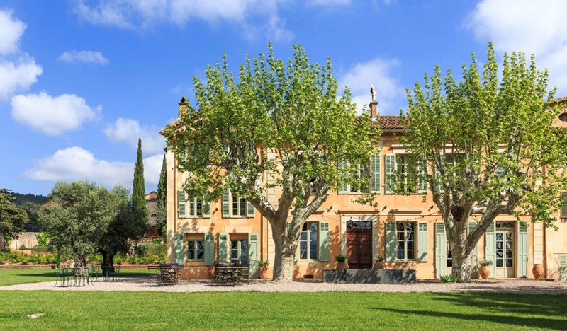 Sumptuous 7-bedroom chateau surrounded by vineyards