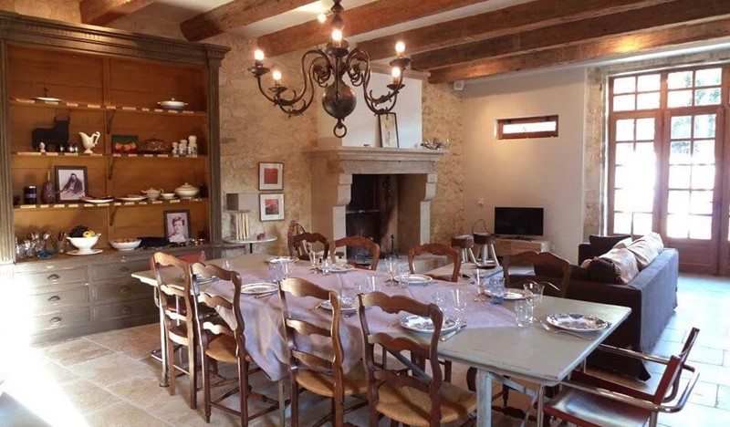 Closdeslavandesdiningandfireplace