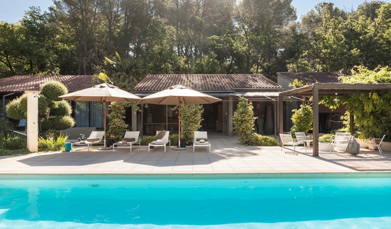 Gorgeous 6-bedroom villa with large pool and pool house