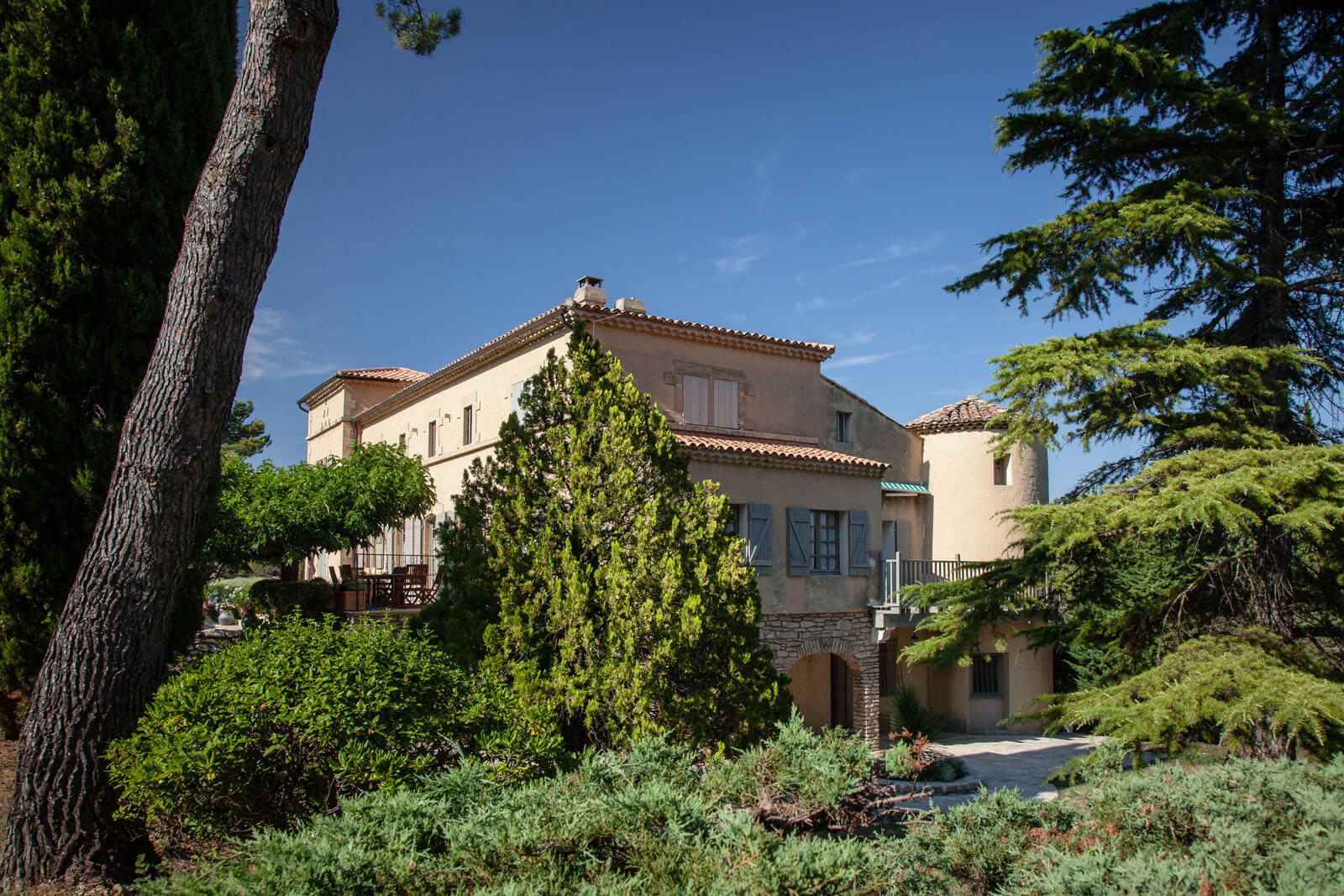 Stunning Provencal chateau with 6 bedrooms, heated pool and tennis court