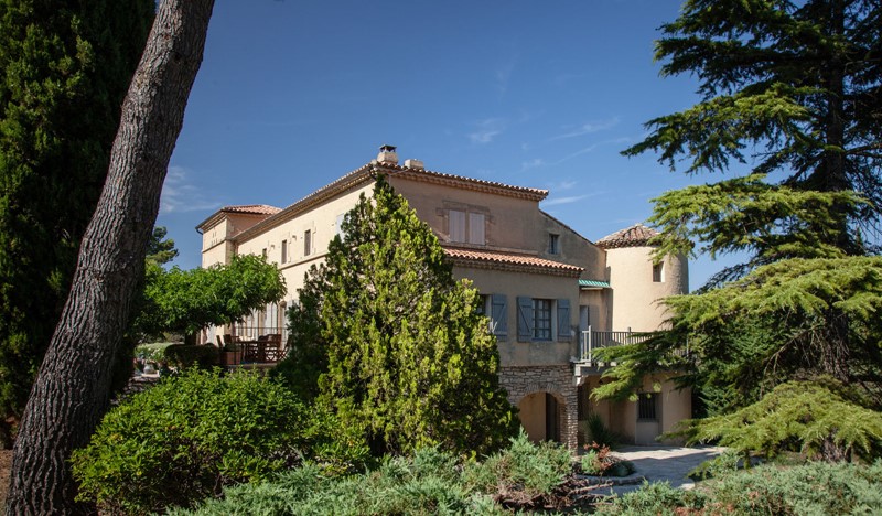 Stunning Provencal chateau with 6 bedrooms, heated pool and tennis court