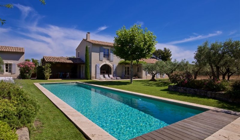 Newly built 5-bedroom property with heated pool within walking distance to Eygalieres