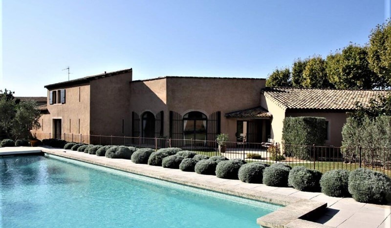 Comfortable 5-bedroom villa with A/C and heated pool, walkable to Maussane