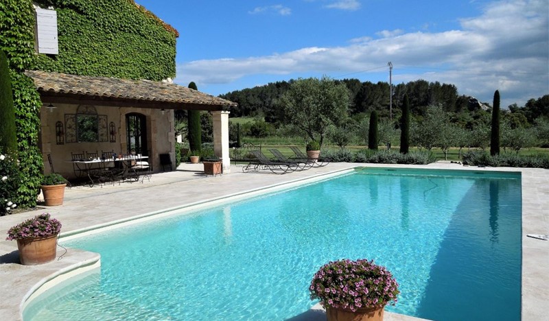 Recently restored 5-bedroom villa with large pool near the Provencal village of Paradou