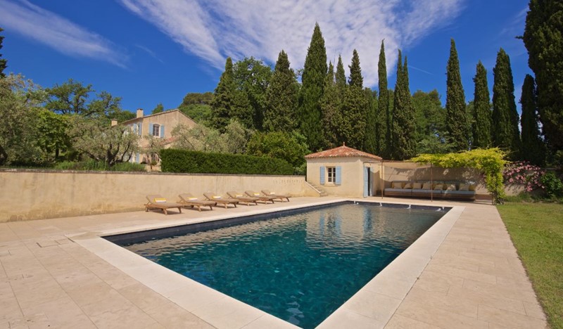 Beautiful 7-bedroom villa with heated pool, tennis court and 10 ha of parkland