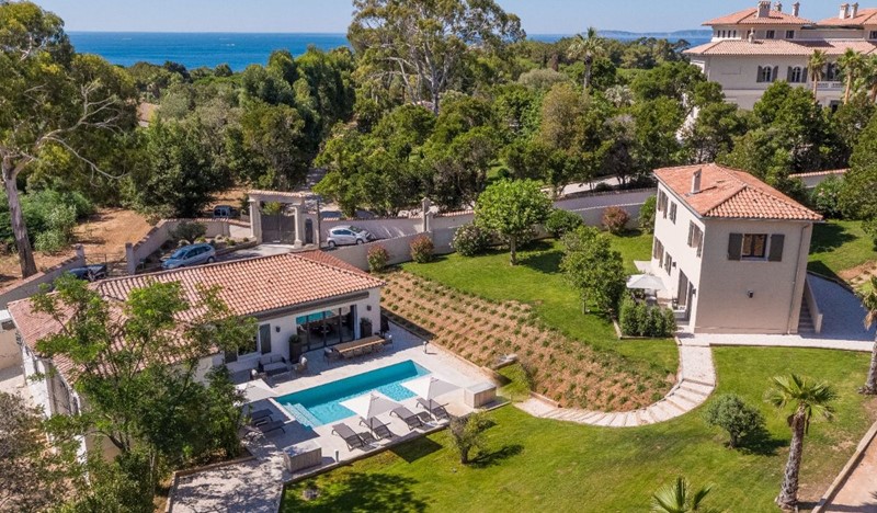 Villa Grace, modern luxurious villa in La Croix Valmer with AC, heated pool, large garden and within walking distance to the beach, close to Saint Tropez and Pampelonne