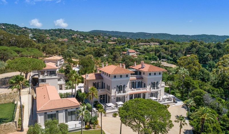 Villa Louise, Luxury 11BR belle epoque villa in La Croix Valmer with seaview, pool, AC, jacuzzi, gym and massage room, within walking distance to local beach. Close to Saint Tropez and Pampelonne