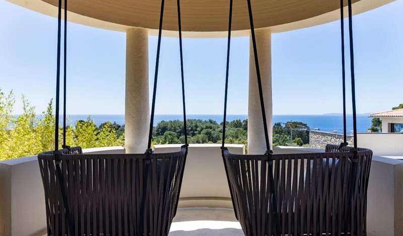 Villavictoireswingseaview